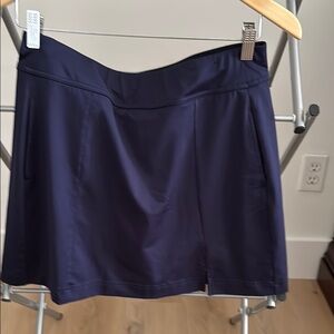 Calloway sport skirt with inside shorts, rack side and one back pocket.